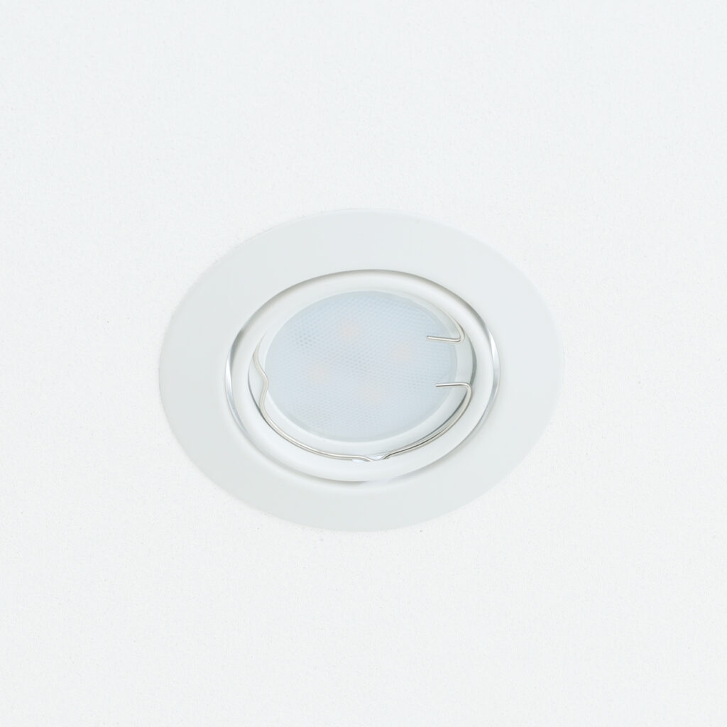 Witte Porto inbouwspot gemonteerd in een plafond