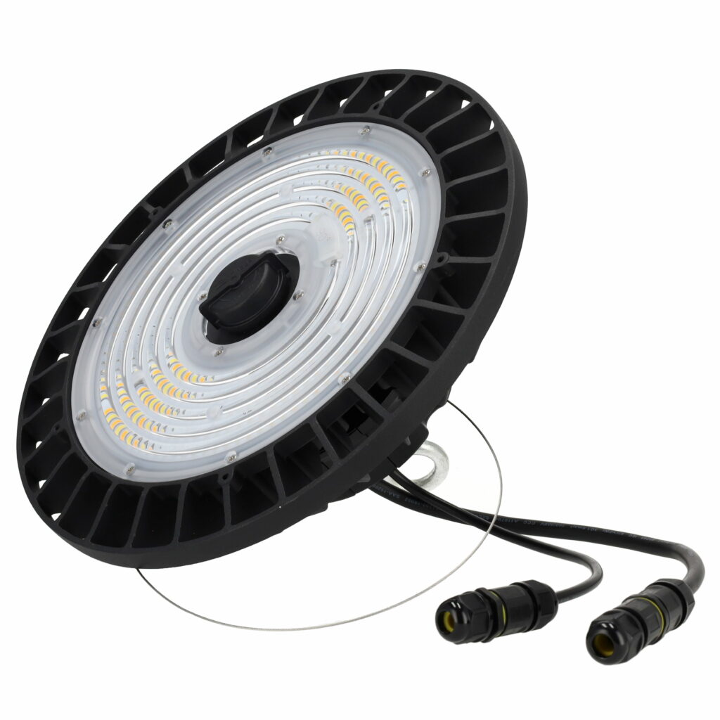 Malaga LED high-bay schuin van onderen met de LED-module en aansluitkabels
