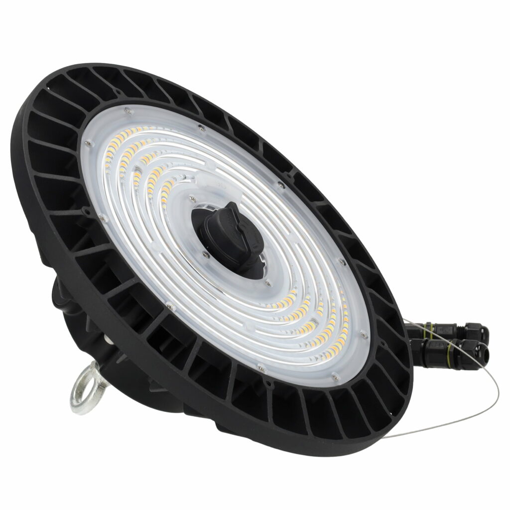 Malaga LED high-bay met verlichte LED-module in schuin aanzicht