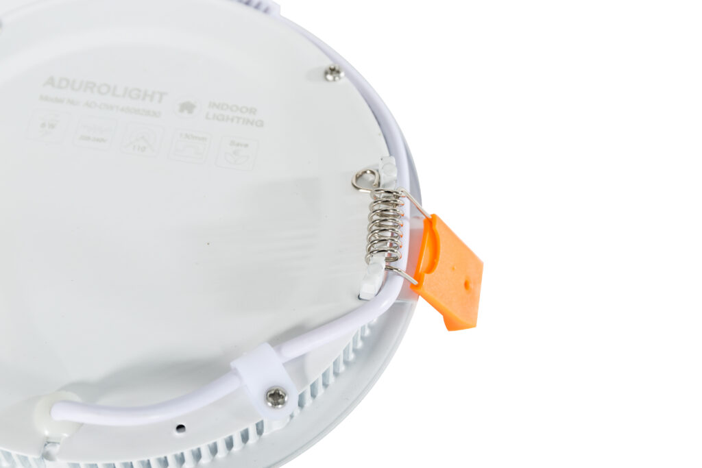 Zijaanzicht van de Lisbon downlight met montageveer