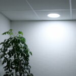 Lisbon downlight brandend in het plafond van een kantoorgang