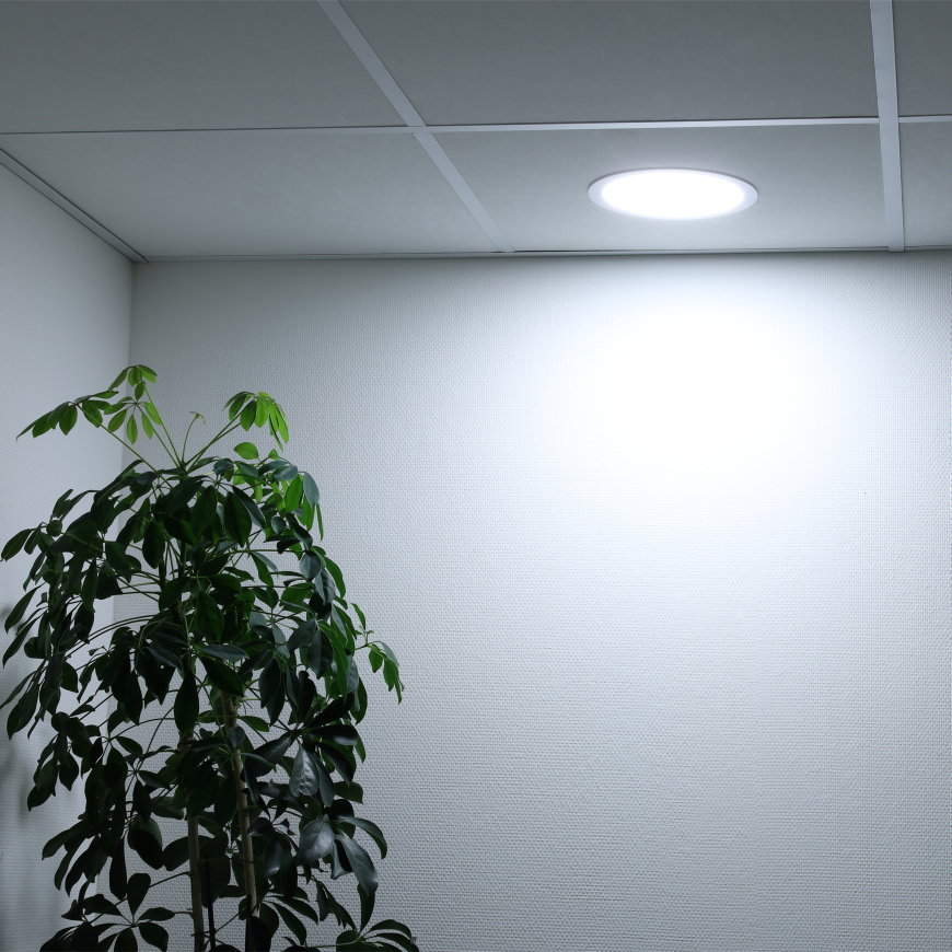 Lisbon downlight brandend in het plafond van een kantoorgang