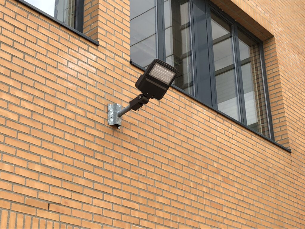 Glasgow armatuur gemonteerd aan een bakstenen gevel