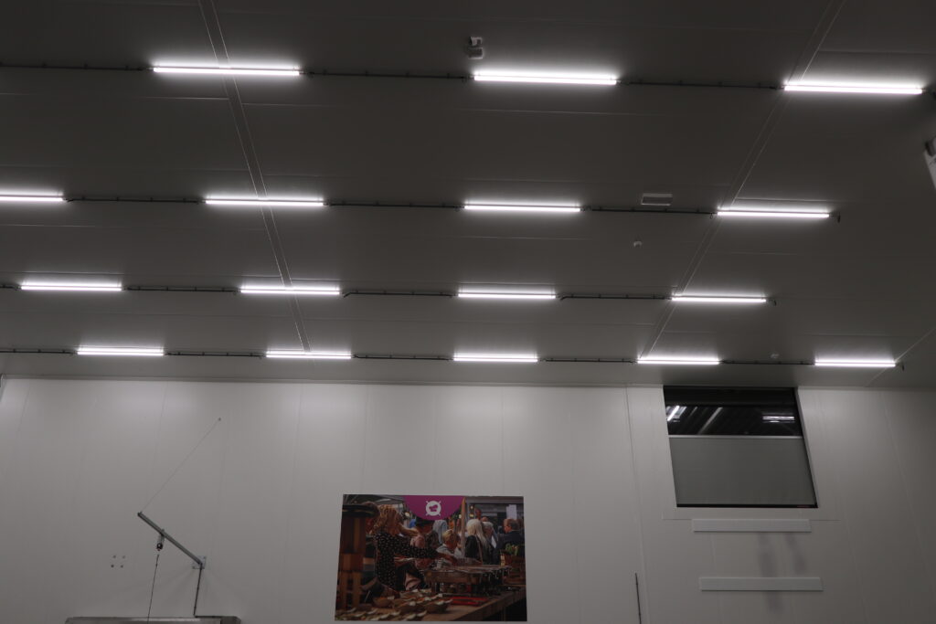 Zurich ammoniakbestendige armaturen aan het plafond van een stal