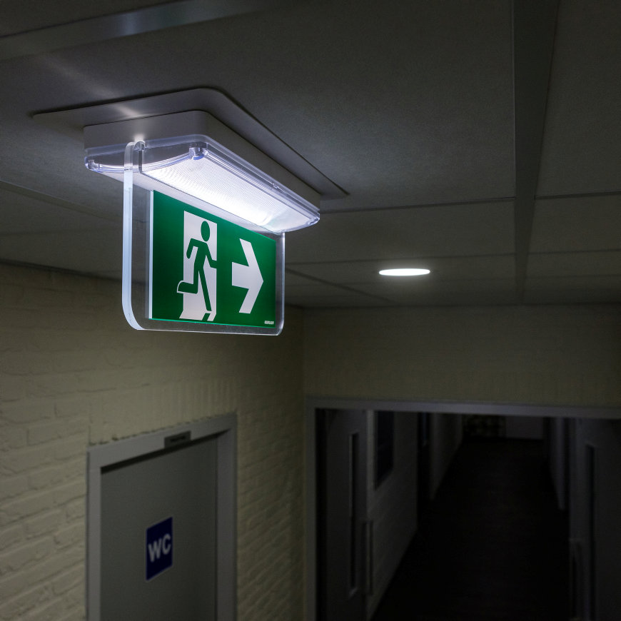 Prague noodverlichting gemonteerd boven een deur